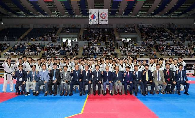 ‘2023 동아대학교 총장기 태권도대회 겸 부산학생선수권대회’ 참가자들이 기념사진을 찍고 있다.