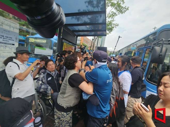 17일 오후 경찰이 혜화동 로터리에서 버스 탑승을 시도한 전장연 활동가를 현행범으로 체포하고 있다./사진= 최태원 기자 skking@