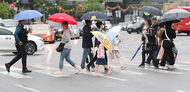 어린이날인 지난 5월 5일 서울 세종대로에서 우산을 쓴 시민들이 이동하고 있다. /뉴스1