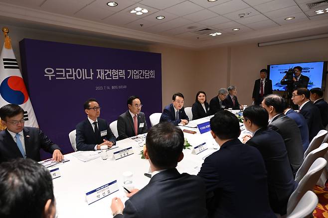 폴란드를 공식 방문 중인 윤석열 대통령이 지난 14일(현지 시각) 바르샤바 한 호텔에서 열린 우크라이나 재건 협력 기업 간담회에서 참석자들과 대화하고 있다. /연합뉴스