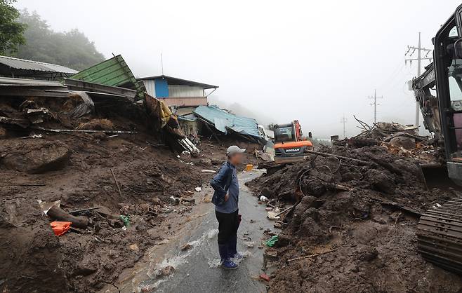 지난 16일 오전 경북 예천군 백석리 산사태 현장에서 실종자 가족들이 실종자가 발견되길 애타게 기다리고 있다./연합뉴스