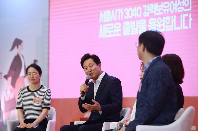 오세훈 서울시장이 3일 서울 중구 동대문디자인플라자(DDP)에서 열린 2023 서울우먼업 페어에서 토크콘서트를 하고 있다. /연합뉴스