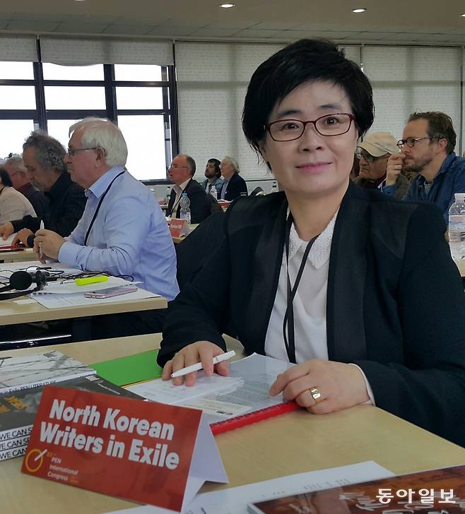 인도에서 열린 국제펜 행사에 북한 대표 자격으로&nbsp;참가한 김정애 씨.