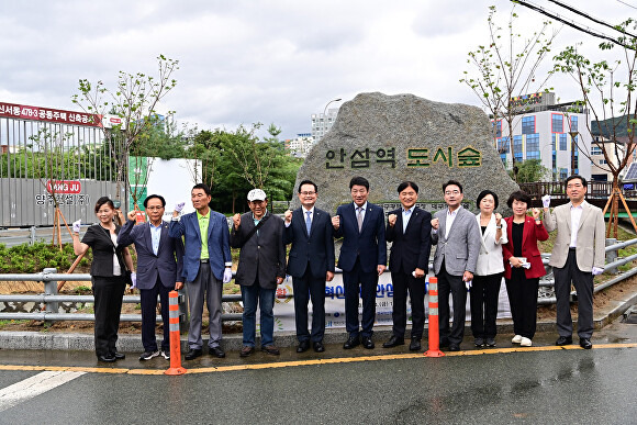 14일 '동구 혁신도시 안심역 도시숲' 표지석 제막식 후 참석자들이 기념촬영을 하고 있다. [사진=동구청]