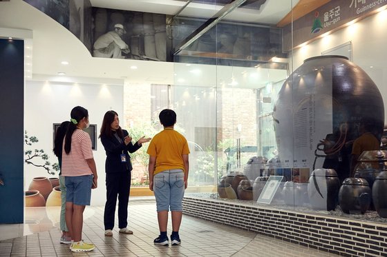 울산옹기박물관을 찾은 소중 학생기자단이 2011년 6월 28일 기네스북에 오른 세계 최대 옹기를 살펴봤다.