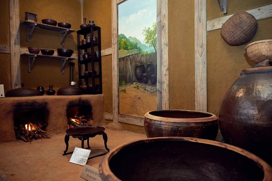 옛날 부엌의 내부를 재현한 모습. 물을 담는 독부터 각종 음식을 담는 그릇들까지 다양한 형태의 옹기가 우리나라 사람들의 생활에 사용됐음을 알 수 있다.