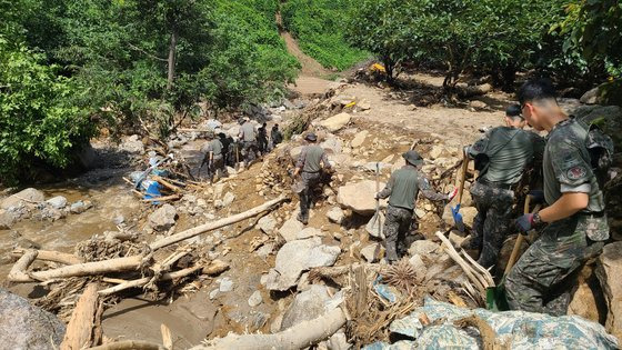 17일 육군 제50보병사단 기동대대 장병들이 집중호우 피해가 발생한 경북 예천군 은풍면 일대에서 실종자 수색작전을 수행하고 있다. 뉴스1