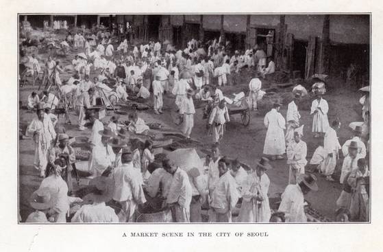 조선시대 지금의 종각~관철동 구간에는 881간의 작은 점포가 좌우로 늘어서 있었다고 한다. 사진은 1910년 촬영한 남대문 시장(선혜청 장시) 모습. [사진 서울역사박물관]