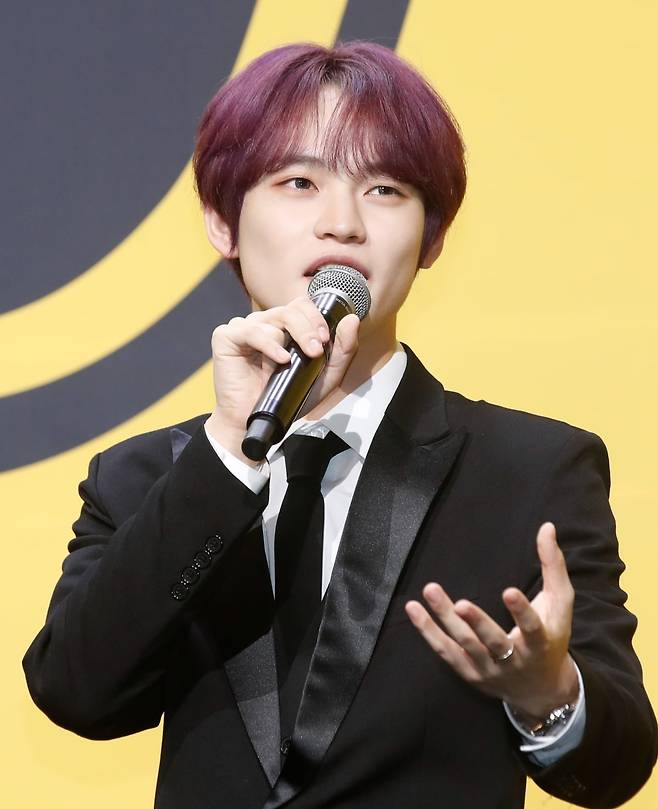 그룹 엔시티 드림(NCT DREAM) 천러가 17일 서울 송파구 롯데호텔월드에서 가진 정규 3집 'ISTJ' 발매 기자간담회에서 수록곡을 소개하고 있다. /사진=뉴스1