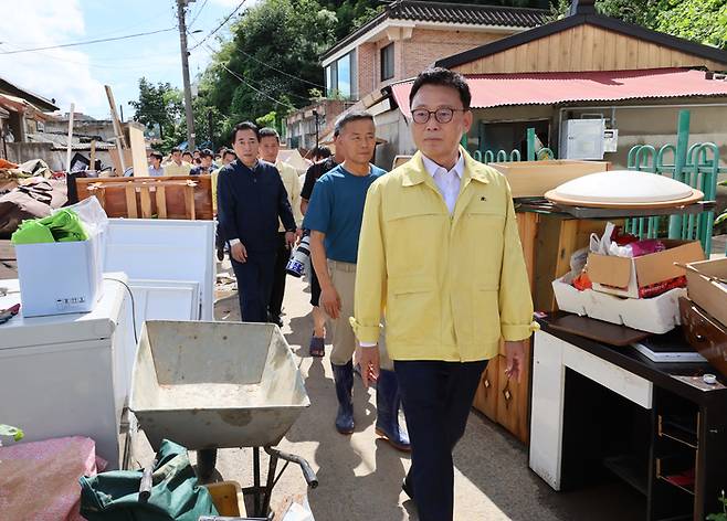 박광온 더불어민주당 원내대표가 17일 충남 공주시 옥룡동 수해 현장을 찾아 피해 상황을 살펴보고 있다.  공주 | 연합뉴스