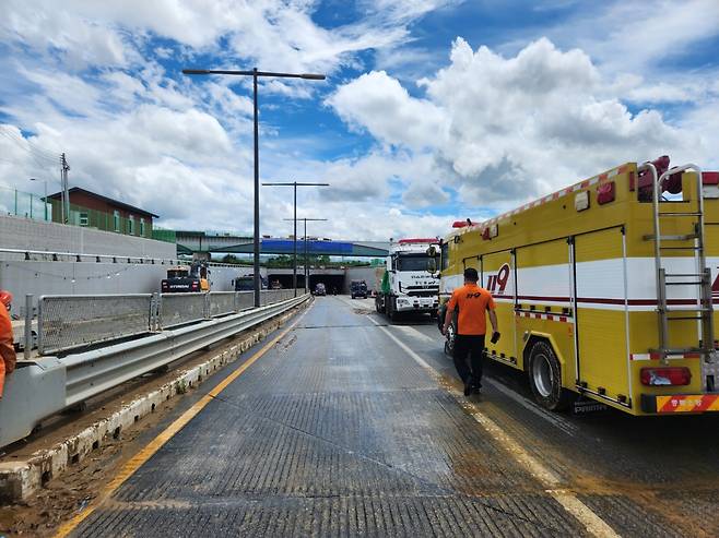 The underpass in Cheongju, North Chungcheong Province, which was flooded Saturday, is seen in this photo taken Monday. (Yoon Min-sik/The Korea Herald)