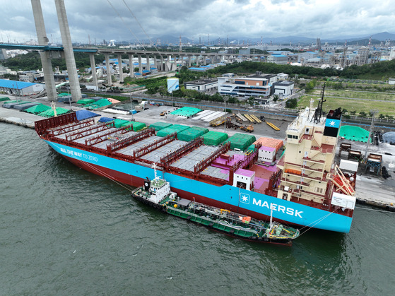 Photo shows 100-percent biodiesel bunkering at Ulsan Port Pier 8. The Ministry of Oceans and Fisheries announced the successful supply of 1,000 tons of green methanol to a container vessel at Ulsan Port, a world first. [YONHAP]