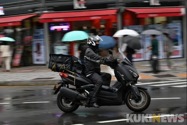 비오는 날, 배달노동자가 서울 마포구의 도로를 지나고 있다.   사진=곽경근 대기자   