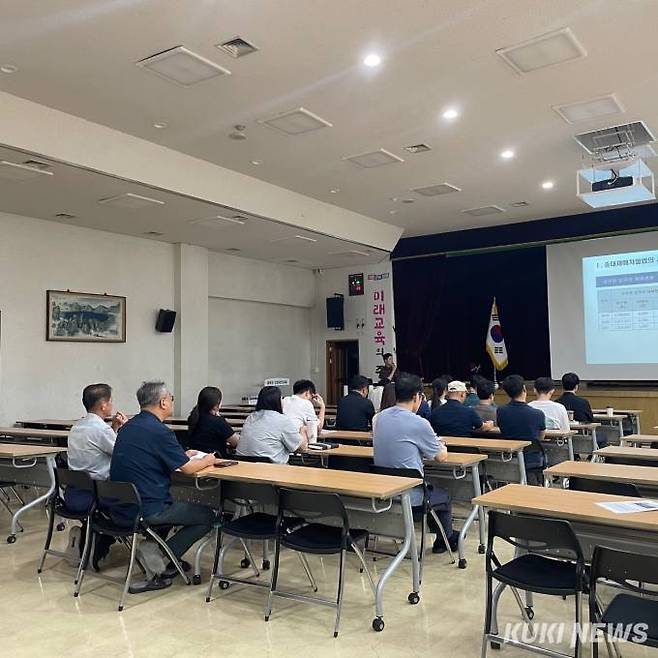 경기도교육청이 학교시설 중대산업재해를 막기 위해 전문가를 파견해 각 교육지원청 담당자를 대상으로 안전보건 컨설팅을 진행하고 있는 가운데 지난달 안양과천교육지원청에서 열린 컨설팅에 관련 공무원들이 참석해 전문가의 설명을 듣고 있다.