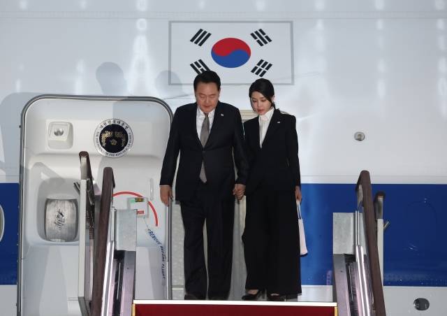 리투아니아·폴란드·우크라이나 순방을 마친 윤석열 대통령과 김건희 여사가 17일 성남 서울공항을 통해 귀국, 공군 1호기에서 내리고 있다. 연합뉴스