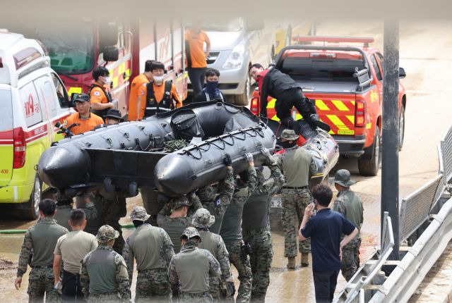 17일 오후 충북 청주시 오송읍 궁평2지하차도에서 육군 장병들이 수색작업에 나섰던 고무보트를 지하차도 밖으로 옮기고 있다. 연합뉴스