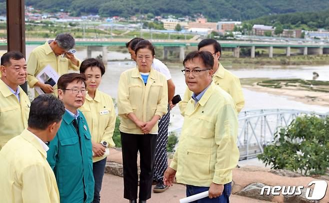 (서울=뉴스1) = 박보균 문화체육관광부 장관이 17일 수마가 할퀴고 간 충남 공주시 공산성과 무령왕릉 등 백제왕도 핵심 유적을 방문, 정진석 국민의힘 의원 등과 피해 현황과 복구 진행 상황을 살피고 지원방안을 논의하고 있다. (문화체육관광부 제공) 2023.7.17/뉴스1  Copyright (C) 뉴스1. All rights reserved. 무단 전재 및 재배포 금지.