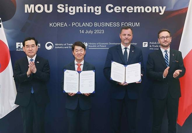 이창양(왼쪽부터) 산업통상자원부 장관, 나승식 한국자동차연구원 원장, 위톨드 루티 우카시에비치 연구소 소장, 발데마르 부다 폴란드 경제개발기술부 장관. [한자연 제공]