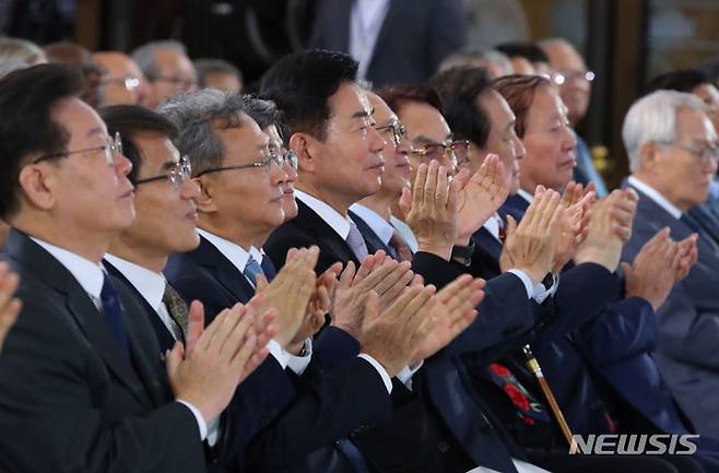 [서울=뉴시스] 추상철 기자 = 김진표 국회의장이 17일 오전 서울 여의도 국회에서 열린 '제75주년 제헌절 경축식'에 참석해 박수를 치고 있다. 2023.07.17. scchoo@newsis.com