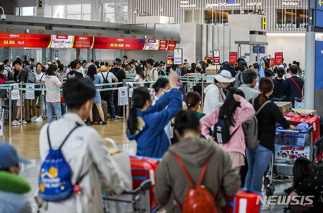 [인천공항=뉴시스] 정병혁 기자 = 2일 오전 인천국제공항 제1여객터미널 출국장이 여행객들로 붐비고 있다. 여름 휴가철 해외여행 수요가 폭발하면서 항공주가 강세 흐름을 이어가고 있다. 특히 경기불황으로 장거리 여행보다는 역대급 엔저 현상이 나타나고 있는 일본이나 동남아 등 단거리 여행수요가 많아 저비용 항공사(LCC)들의 긍정적 전망이 쏟아지고 있다.  2023.07.02. jhope@newsis.com