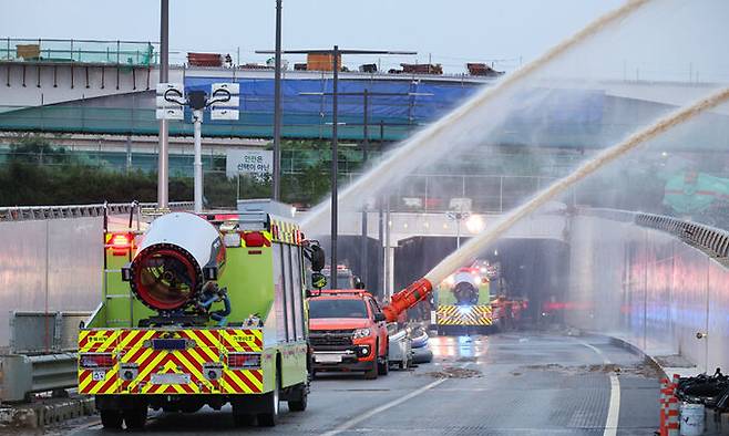 미호천 제방 유실로 침수된 충북 청주시 오송읍 궁평2지하차도에서 16일 실종자 수색작업을 위한 배수작업이 이뤄지고 있다. 연합뉴스