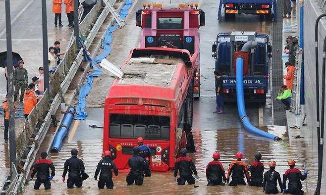 16일 미호천 제방 유실로 침수된 충북 청주시 오송읍 궁평2지하차도에서 119 구조대원들이 버스를 물 밖으로 인양한 뒤 실종자 수색을 이어가고 있다. 연합뉴스