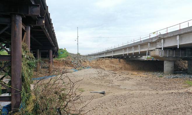 16일 충북 청주시 오송읍 궁평2 지하차도 침수 사고를 야기한 미호강 교량 공사 현장 제방이 무너져 있다. 뉴시스