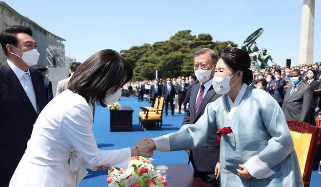 윤석열 대통령 부인 김건희 여사가 지난해 5월10일 서울 여의도 국회에서 열린 제20대 대통령 취임식에서 문재인 전 대통령 부인 김정숙 여사(오른쪽)와 인사하고 있다. 대통령실 제공