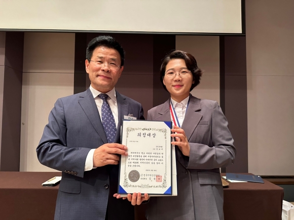 김보미(오른쪽) 강진군의장이 김용숙 전국지역신문협회 중앙회장과 기념사진을 찍고 있다.