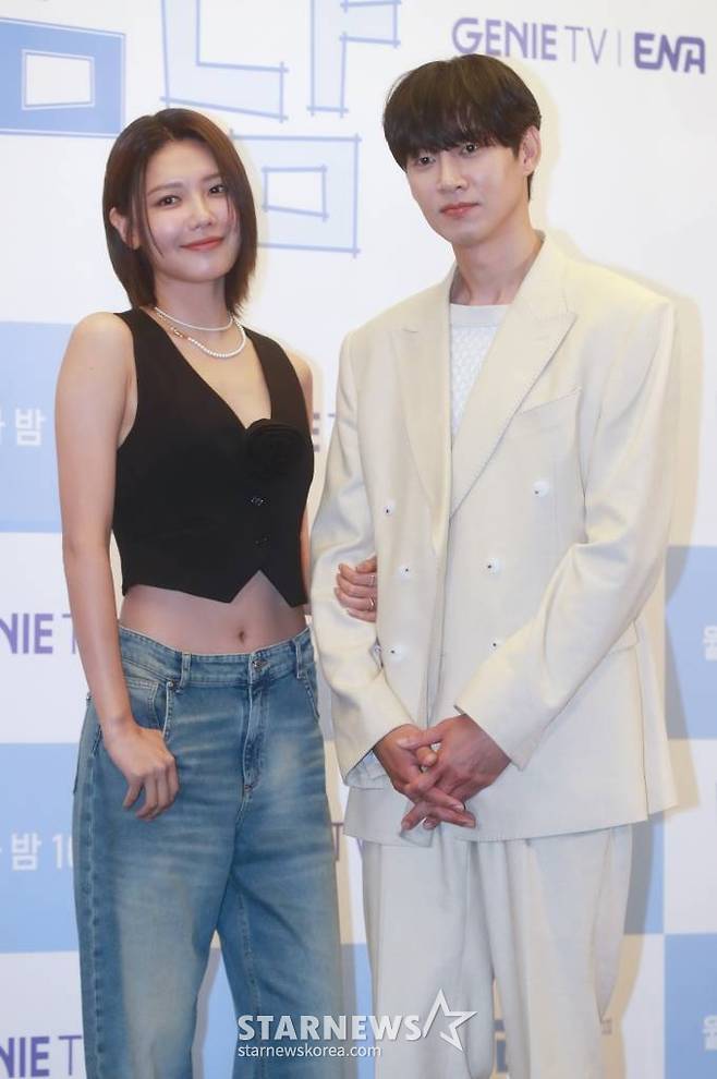 배우 최수영, 박성훈이 17일 오전 서울 마포구 스탠포드 호텔에서 진행된 지니TV 새 드라마 '남남' 제작발표회에 참석해 포즈를 취하고 있다.  철부지 엄마와 쿨한 딸의 남남 같은 대환장 한 집 살이와 그녀들의 썸과 사랑을 그린 드라마 '남남'은 17일 공개한다. /2023.07.17 /사진=이동훈 기자 photoguy@