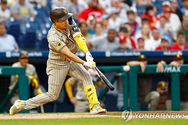 무릎을 굽히며 기술적인 타격으로 MLB 통산 30호 홈런 친 김하성 [게티이미지/AFP=연합뉴스]