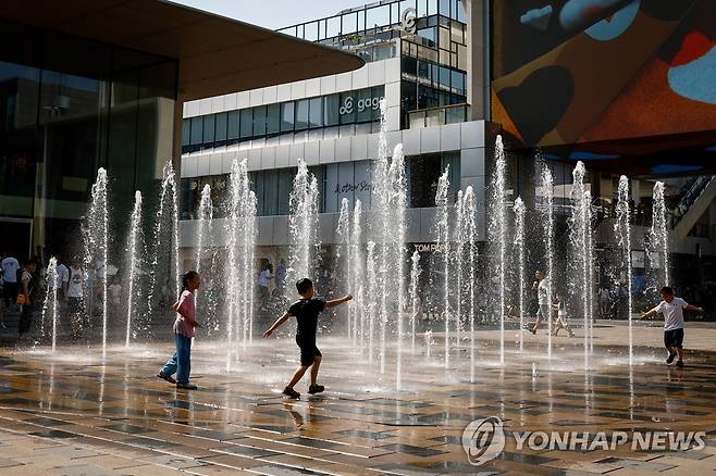 분수대에서 놀고 있는 베이징 어린이들     사진은 기사 내용과 무관함. [EPA=연합뉴스 자료사진. 재판매 및 DB 금지]