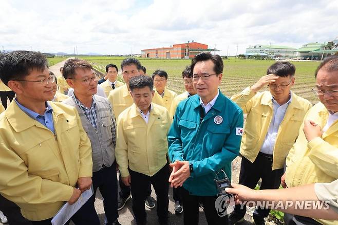 정황근 장관, 전북 김제 집중호우 피해현장 점검 (서울=연합뉴스) 정황근 농림축산식품부 장관이 17일 집중호우로 피해를 입은 전북 김제시 콩 생산단지를 방문하여 농업인을 위로하고, 피해 상황을 점검하고 있다. 2023.7.17 [농림축산식품부 제공. 재판매 및 DB 금지] photo@yna.co.kr