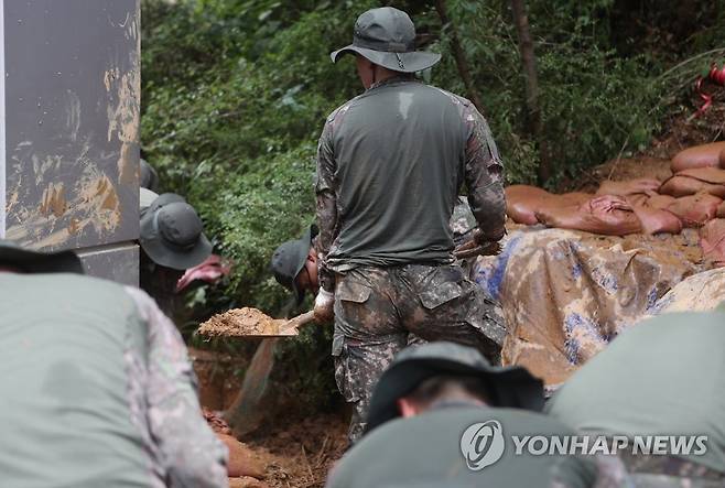 수해 복구 현장서 구슬땀 (군산=연합뉴스) 임채두 기자 = 17일 오후 전북 군산시 개정동 동고등학교에서 35사단 군산대대 장병들이 수해를 복구하고 있다. 2023.7.17 doo@yna.co.kr