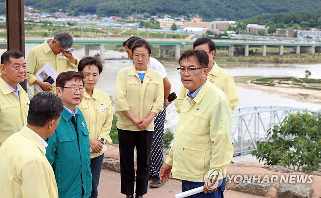 박보균 장관, 집중호우 침수 피해 현장 방문 (서울=연합뉴스) 박보균 문화체육관광부 장관이 17일 침수 피해 현장 충남 공주시 공산성과 무령왕릉 등 백제왕도 핵심 유적을 방문해 정진석 국회의원, 최원철 공주시장, 윤구병 공주시의회 의장 등과 집중호우 피해 현황과 복구 진행 상황을 살펴보고 있다. 2023.7.17 [문화체육관광부 제공. 재판매 및 DB 금지] photo@yna.co.kr