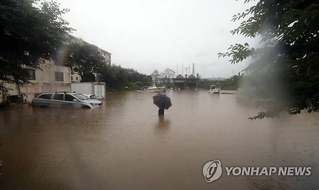 충남 공주에 쏟아진 물 폭탄 (공주=연합뉴스) 이주형 기자 = 15일 오후 충남 공주시 옥룡동 주택가가 이날 새벽부터 쏟아진 폭우로 물에 잠겨 있다. 2023.7.15 coolee@yna.co.kr