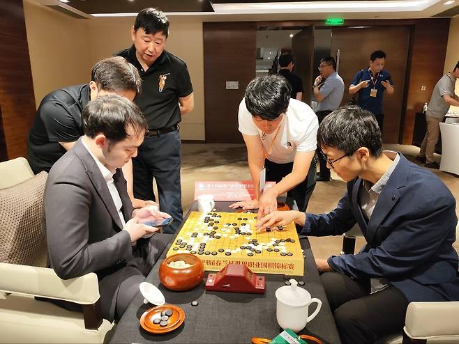 1국 승리 후 복기하는 변상일(오른쪽)과 리쉬안하오 [한국기원 제공. 재판매 및 DB 금지]