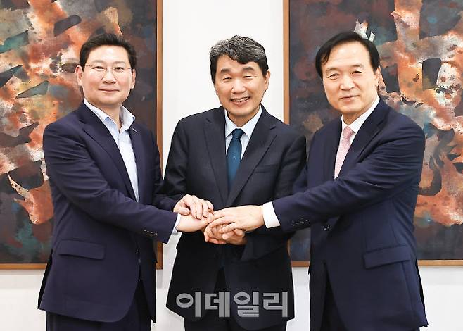 이상일 용인특례시장과 임태희 경기도교육감이 지난 5일 용인대학교를 방문한 이주호 사회부총리 겸 교육부장관에게 용인 반도체마이스터고 신설 필요성을 강조하며 교육부의 관심과 지원을 요청한 뒤 기념사진을 찍고 있다.(사진=용인시)