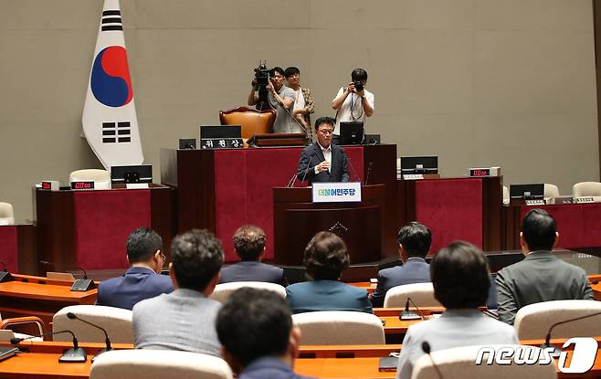 박광온 더불어민주당 원내대표가 18일 서울 여의도 국회에서 열린 의원총회에서 모두발언을 하고 있다. 2023.7.18/뉴스1 ⓒ News1 임세영 기자