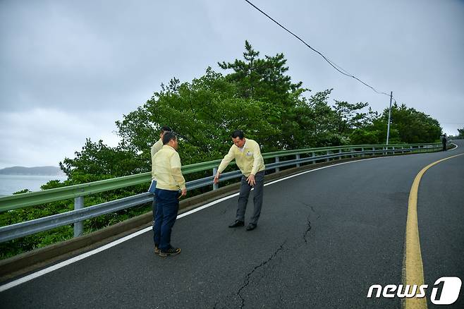 14일 박종우 거제시장이 도로에 난 균열을 확인하고 있다.(거제시 제공)