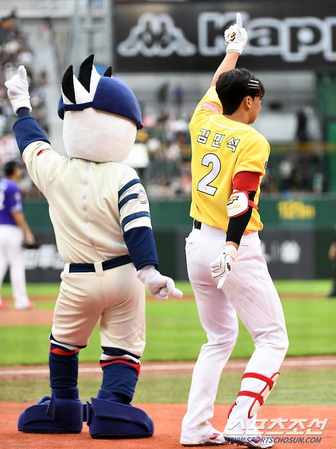 사직구장 여심 녹인 김민석의 솔로 댄스 '부끄러워도 팬들을 위해 열심히'