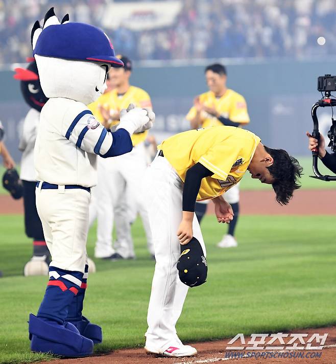 베스트 퍼포먼스 상이 발표된 직후 팬들을 향해 90도 인사를 건네는 김민석 '겸손한 사직 아이돌'