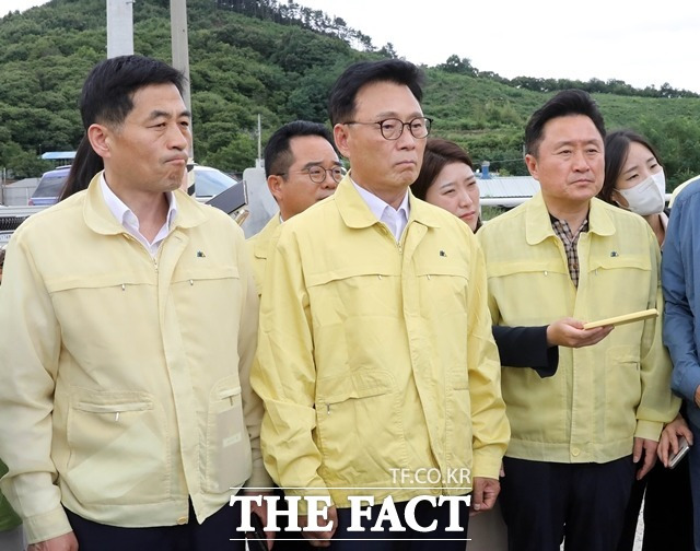 더불어민주당도 전날 이재명 대표가 오송 지하차도 현장을 찾은 데 이어 박광온 원내대표가 국회 국토교통위원회와 행정안전위원회 소속 민주당 의원들과 함께 충남 청양군·공주시 등을 찾았다. 왼쪽 두 번째가 수해 현장을 방문한 박 원내대표. /뉴시스