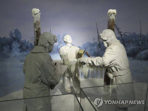 중국 하얼빈 소재 '중국 침략 일본군 731부대 죄증진열관'에는 일제가 산 사람을 대상으로 자행한 각종 실험장면을 재현해 놓고 있다. 731부대원들이 피실험 대상자에게 동상실험을 하는 모습. [사진출처=연합뉴스]