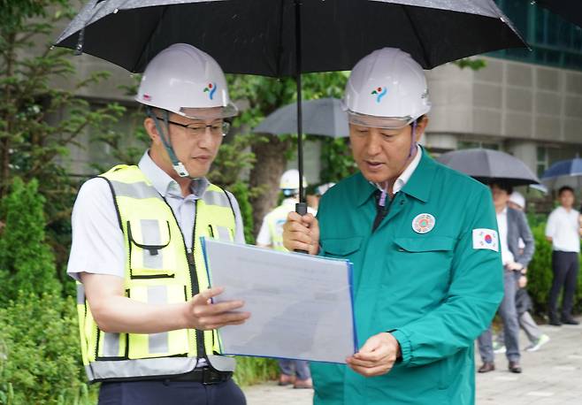 오세훈 서울시장은 18일 구룡터널 관리사무소와 염곡동서지하차도를 찾아 수방시설 등의 안전을 점검했다. /서울시 제공