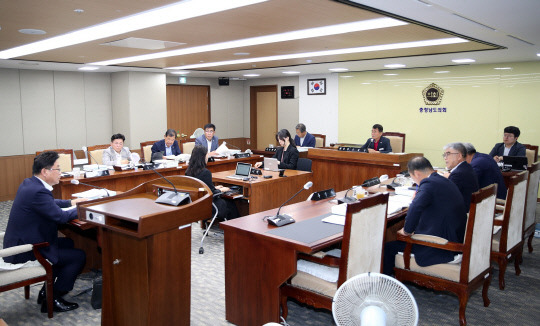 충남도의회 농수산해양위원회 위원들이 소관부서로부터 주요업무 추진상황을 보고 받고 있다.