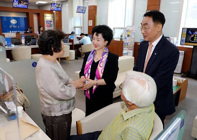 제주금융본부를 찾은 강신숙 Sh수협은행장(왼쪽 두번째)이 영업점을 방문한 고객과 인사를 나누고 있다.ⓒSh수협은행