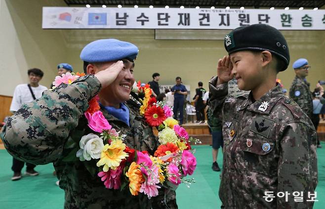 18일 오전 인천시 계양구 육군 국제평화지원단에서 열린 남수단재건지원단(한빛부대) 17진 환송식에서 장홍수 소령이 아들에게 경례를 받고 있다. 박형기 기자 oneshot@donga.com