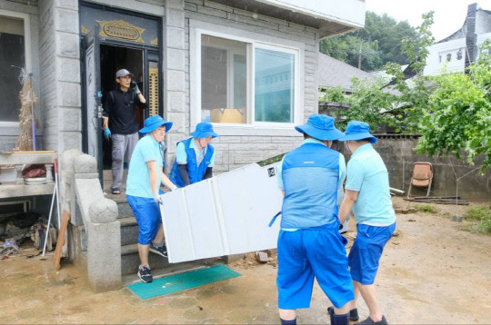 삼성전자서비스 임직원이 침수된 냉장고를 수리하기 위해 이동하고 있다. 삼성전자서비스 제공