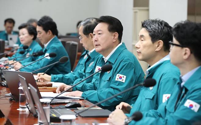 윤석열 대통령이 18일 서울 용산 대통령실 청사에서 열린 국무회의에서 발언하고 있다. [대통령실통신사진기자단] 연합뉴스